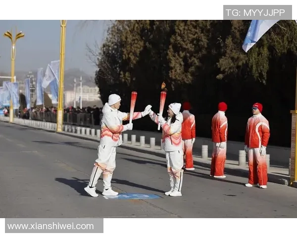 足球明星与小朋友亲密互动共度快乐时光击掌传递梦想与希望